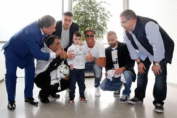Ve tüm bu çabalar sonuç verdi Ahmed hayranı olduğu Ronaldo'yla buluştu.
