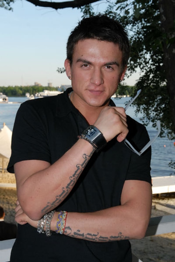 3. Во времена существования группы «Smash!!» Влад Топалов не знал горя: отбоя от поклонниц не было, слава ласкала удачливого певца. Однако, солист сам загнал себя в практически безвыходную ситуацию.