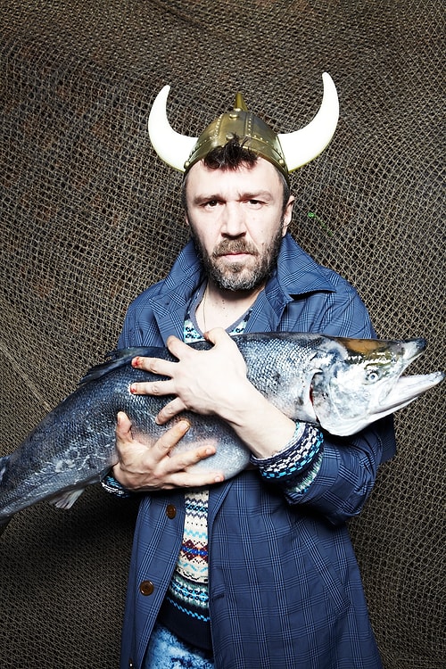 Лидер группы «Ленинград» как-то признался общественности, что он попробовал водку уже в 15 лет и с тех пор ему было трудно удержать себя. Как-то он находился в запое аж 1800 дней!