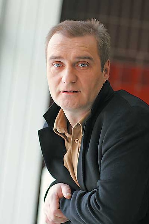 Когда Александр Балуев ушел из театра, ему казалось, что-теперь-то он станет нарасхват, и все продюсеры начнут звать его в свои картины.