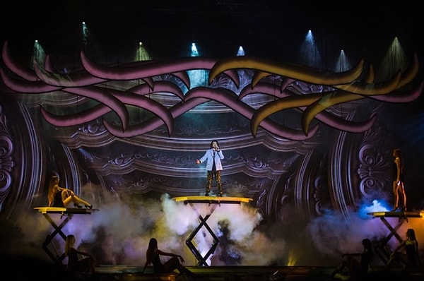 1. Пришедшие на шоу простые зрители и VIP-персоны были приятно поражены: фантастический 3D-экран с летающей декорацией, появление фонтана, ну и, конечно же, неподражаемый Филипп.