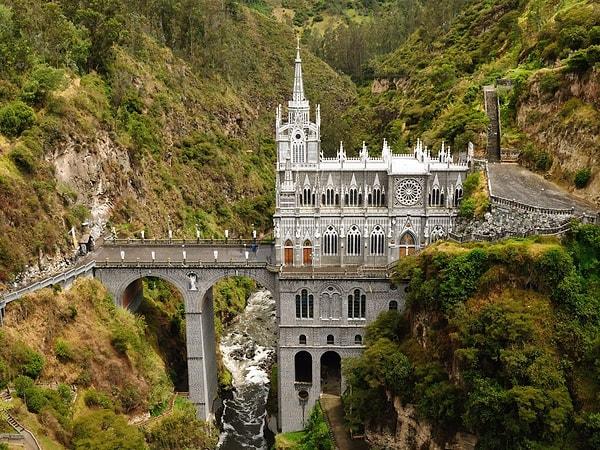 12. Kolombiya - Ekvador sınırında bulunan bir vadide yer alan Las Lajas Kilisesi'nin Neo-Gotik mimarisinin keyfini çıkarın.