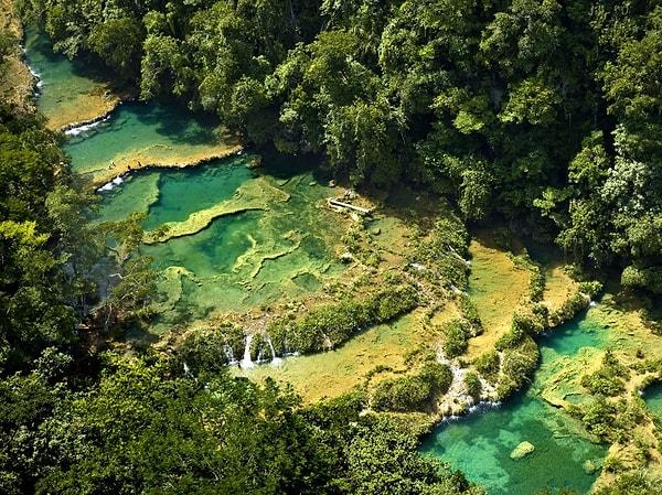 14. Guatemala'da bulunan Semuc Champey, yemyeşil bir bölgenin arasına gizlenmiş turkuaz sularıyla adeta bir cennet.