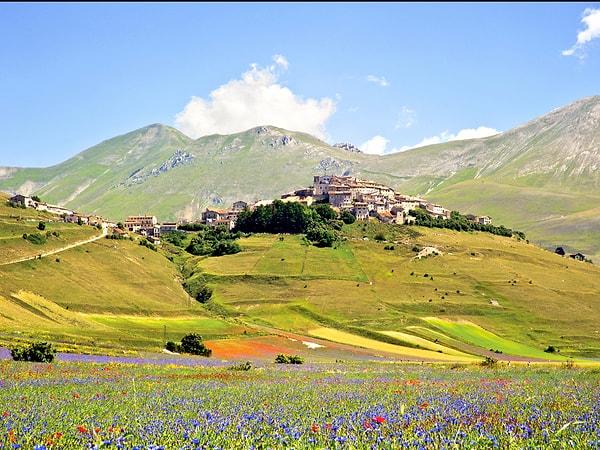 20. İtalya'daki Umbria bölgesinde bulunan Castellucio di Norcia kasabası, Mayıs sonundan Temmuz başına kadar açan muhteşem çiçekleriyle ünlü.