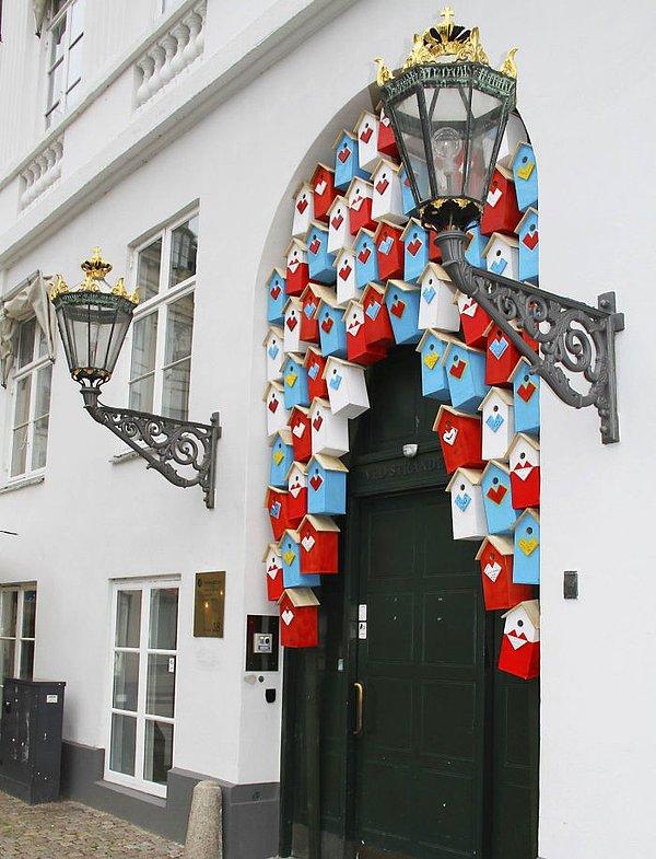 Kopenhag kültür gecesi sırasında kuzey konseyi için yapılan geri dönüşümlü kuş evi dekorasyonu