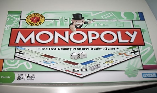 7. Каждый год печатается больше денег для "Монополии", чем настоящих денег.