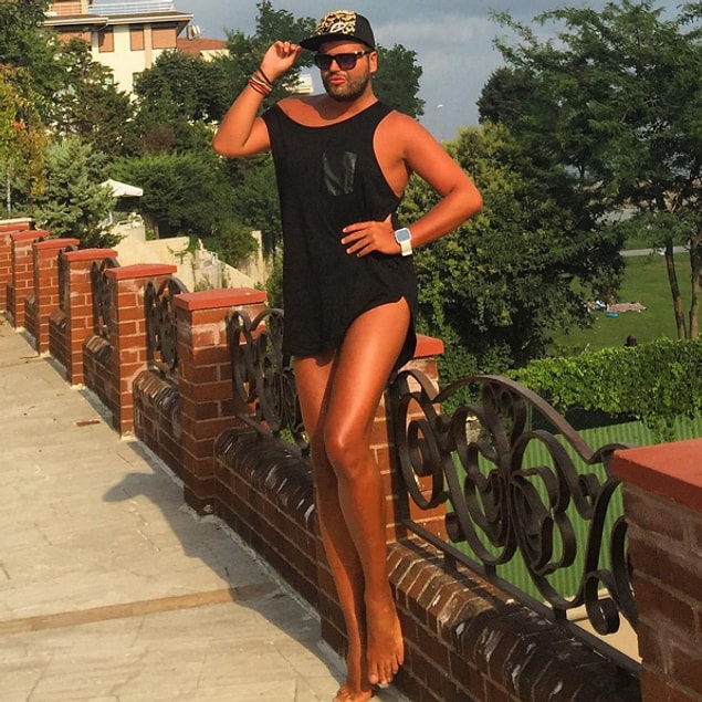 Kadınların bile kıskandığı bacaklara sahip bir Beverly Hills kızı!