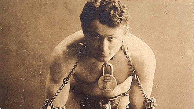9. Şöhreti dünyaya yayılmaya başlayan Houdini, 1910 yılına kadar pek çok kez kelepçeden, hapishaneden, zincirden, halattan ve deli gömleğinden kurtulma performansları gerçekleştirir.