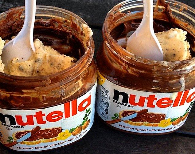 11. Şişenin dibinde kalan Nutella’yı israf etmemek için, içine dondurma koyarak yiyebilirsiniz