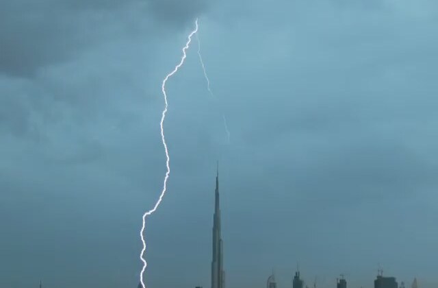 The Scary View Of The Thunders That Struck Burj Khalifa ...