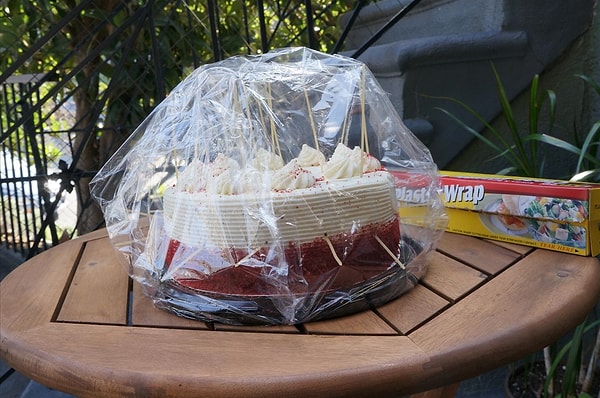 7. Хотите накрыть торт, но боитесь испортить украшения из крема?