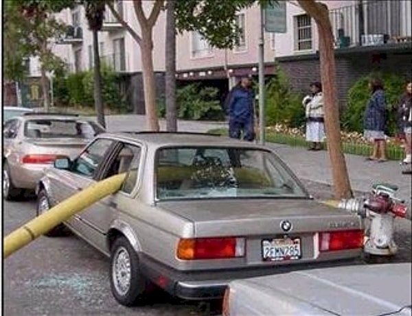 6. Пора бы уже понять, что не стоит парковаться у пожарного гидранта.