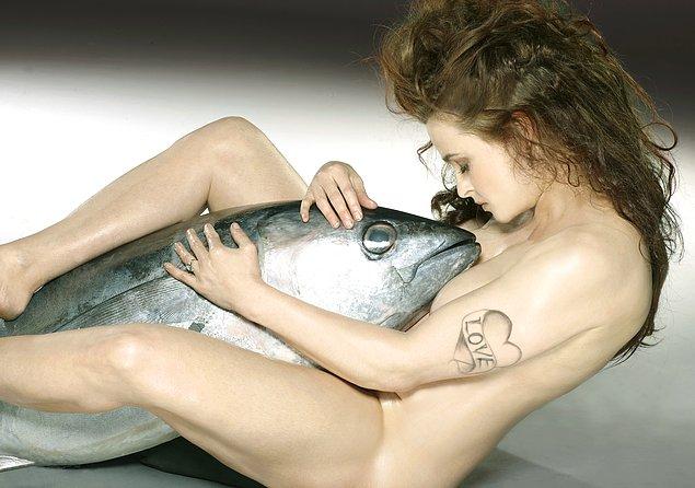 Helena Bonham-Carter, geçtiğimiz yıl Fish Love kampanyası için, 27 kiloluk bir tuna balığı ile çıplak poz vermişti.