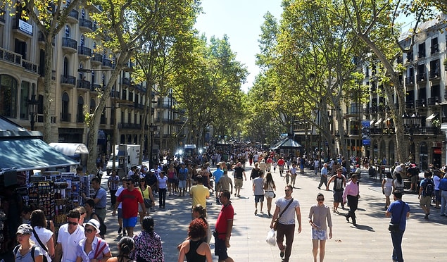 3. Bizde İstiklal Caddesi onlarda Las Ramblas.