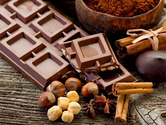 В шоколаде содержится фенилэтиламин, химическое вещество, вызывающее чувство эйфории и ответственное за повышение сексуальной привлекательности — оно же вырабатывается в мозгу, когда человек влюбляется или чувствует страсть.