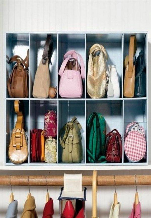 5. Çantalarınızı dolabınızın içine yapacağınız küçük bölmeli raflarda saklayabilirsiniz.