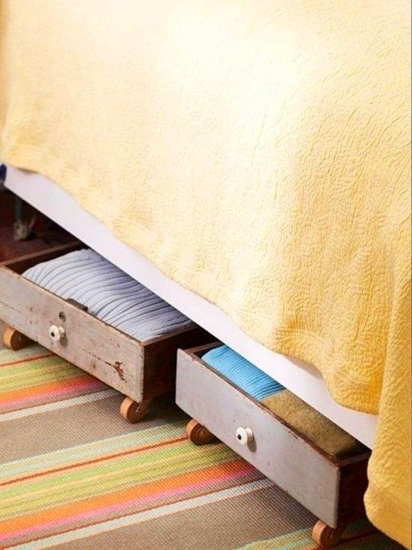 7. Eski çekmecelerle yatağınızın altında kullanışlı ve pratik saklama alanları yaratabilirsiniz.