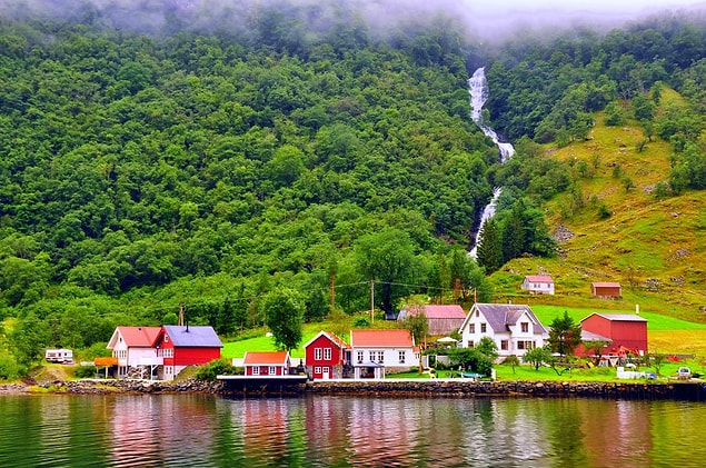 16. Norveç'te Kasım ayında vergiler %50 indirimlidir. Böylece Norveçliler Noel'e daha fazla nakit ile girmiş olurlar.