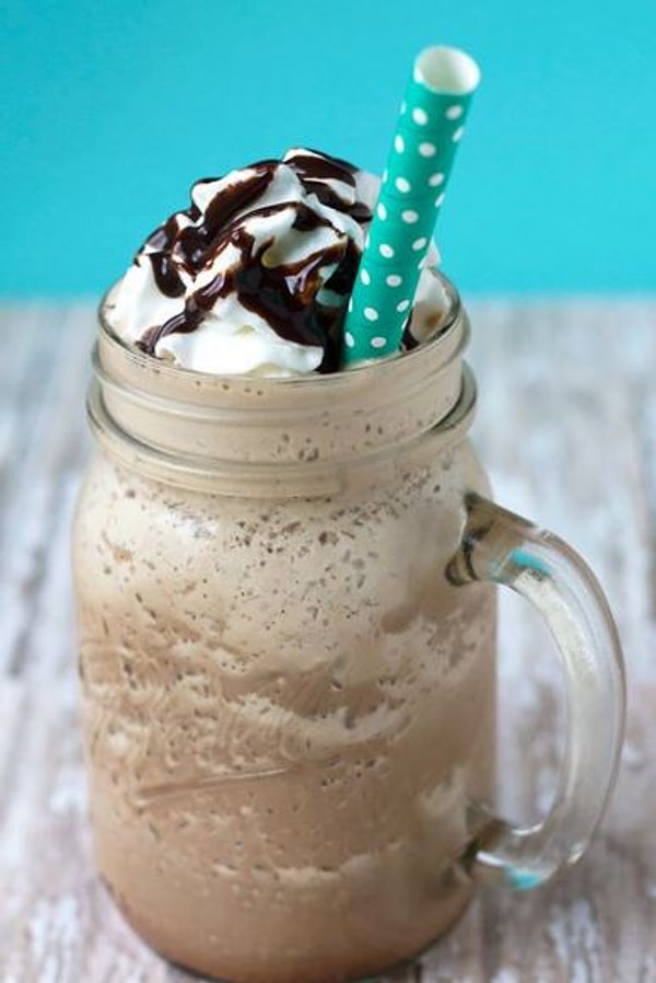 3. Мокко или мокаччино – это шоколадный кофе, который получается благодаря необычному сочетанию эспрессо, взбитого молока и шоколада.