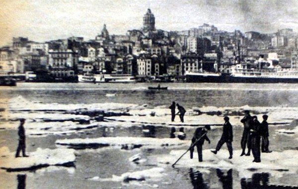 24 Şubat itibariyle Boğaz ve Haliç büyük buz kütleleriyle dolmaya başladı.