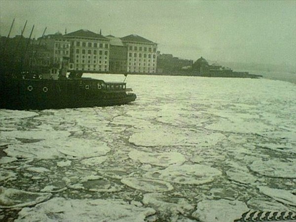 Donan Tuna Nehri'nden Karadeniz'e dökülen 500 metrekare büyüklüğünde buz parçaları Boğaz'ın girişinde birikmeye başladı.
