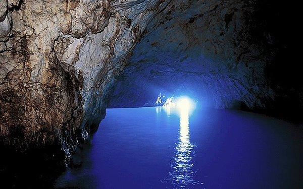 1. Grotta Azzurra yani Mavi Mağara, Güney İtalya'da Capri Adası açıklarında bir deniz mağarası.