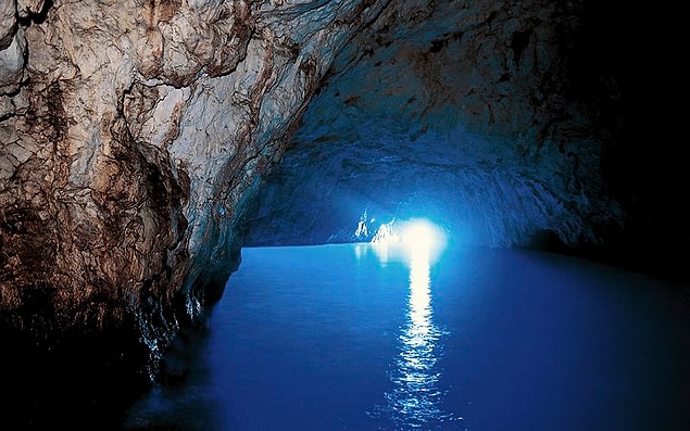 1. Grotta Azzurra yani Mavi Mağara, Güney İtalya'da Capri Adası açıklarında bir deniz mağarası.