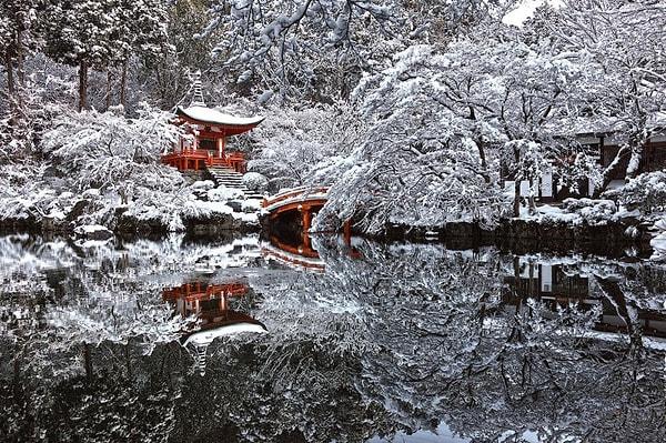 7. Kar yağışı sonrası Japonya'daki Kyoto tapınağı.