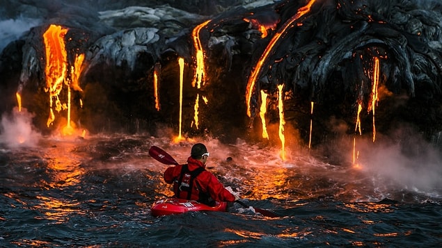 10. Hawaii'de lavlar üzerinde kayak yapan bir adam.
