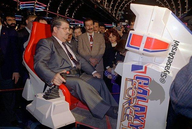 15. Cumhurbaşkanı Özal, 22 Şubat 1990'da katıldığı bir açılışta, eğlence merkezinde yer alan bazı oyuncakları denedi