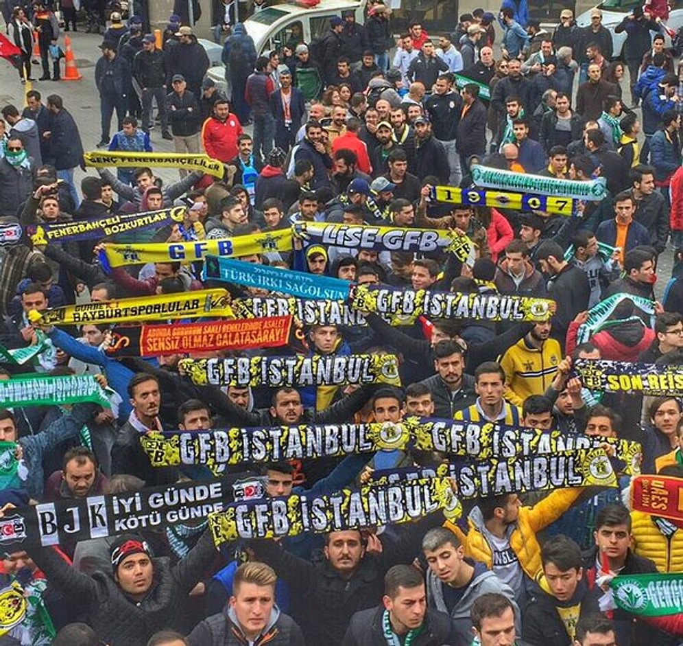 Taraftarlardan İstiklal Caddesi'nde 'Teröre Lanet' Yürüyüşü