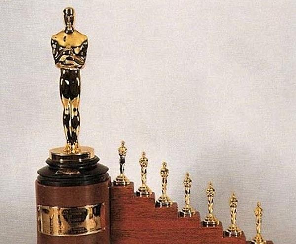 19. Pamuk Prenses ve Yedi Cüceler, Walt Disney'e çok özel bir onur ödülü kazandırdı.Ödül, biri normal boyutta, yedisi ise minyatür olan 8 Oscar heykelciğinden oluşuyor.