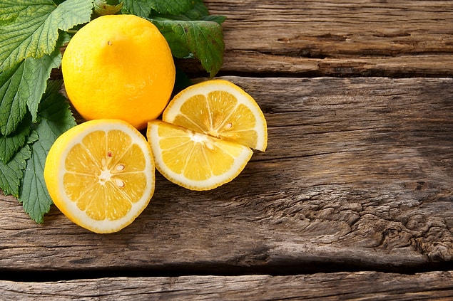 1. Daha fazla limon suyu elde etmek için onları 2 dakika boyunca ılık suda bekletin