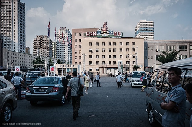 12. Pyongyang şehrine vardığımda, yanımıza bir rehber verdiler. Sadece şehri anlatmak için değil elbette. Ne zaman uyuyacağımıza ve ne zaman uyanacağımıza da karar veren bir rehber.