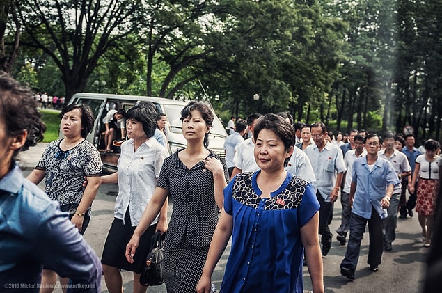 19. Pyongyang şehrinde yaşamaya hak kazanmış ayrıcalıklı bir kesim, bu ayrıcalıklarını yakalarında taşıdıkları rozetle gösteriyorlar. Elbette bu rozeti satın almak yasak.