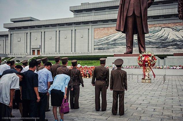 20. Meydan haricinde fotoğraflama izninin olduğu nadir yerlerden birisi de bu heykeller. Heykellerin önüne çiçek koymak isteyen onlarca Kuzey Koreli.