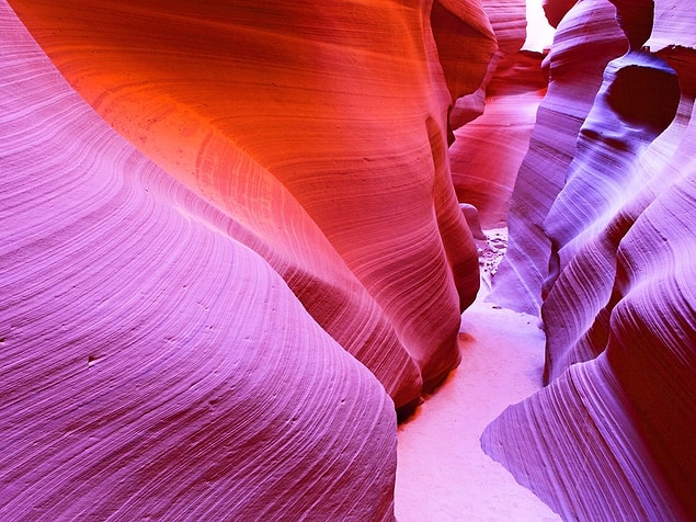 9. Page, Arizona yakınlarında bulunan Antilop Kanyonu, yumuşak, dalgaya benzeyen dokusuyla en çok fotoğrafı çekilen kanyonlardan biri.