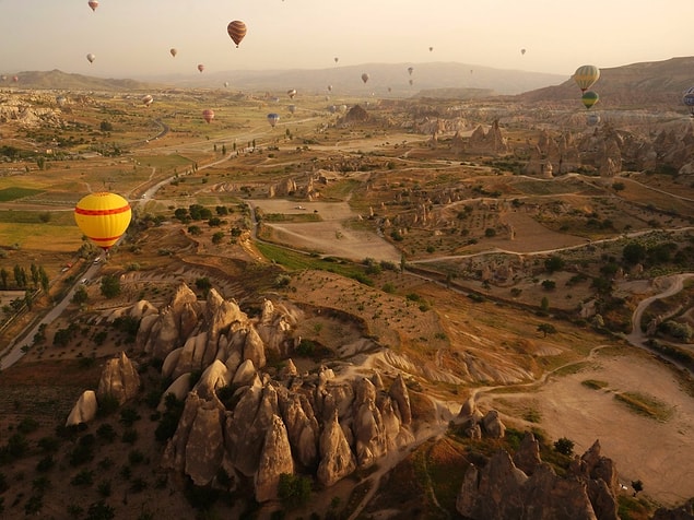 10. Göreme Tarihi Milli Parkı ve Kapadokya'daki peri bacaları, erozyon sonucu meydana gelmiş volkanik oluşumlar. Bölgede aynı zamanda bin yıllık mağaralar bulunuyor.
