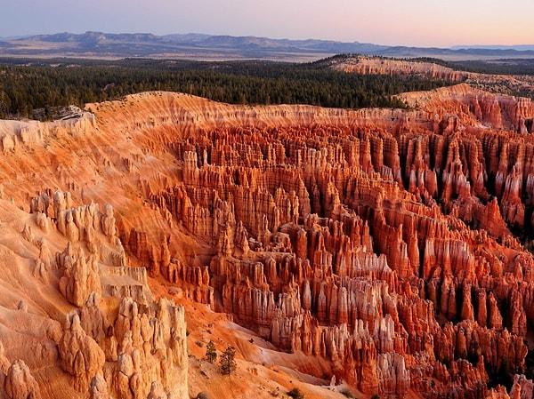 23. Utah, ABD'de bulunan Bryce Canyon Ulusal Parkı'nda erozyon sonucu meydana gelmiş "hoodoo" adı verilen parlak renkli jeolojik oluşumlar bulunuyor. Burası, dünyada en fazla hoodoo'nun bulunduğu yer.