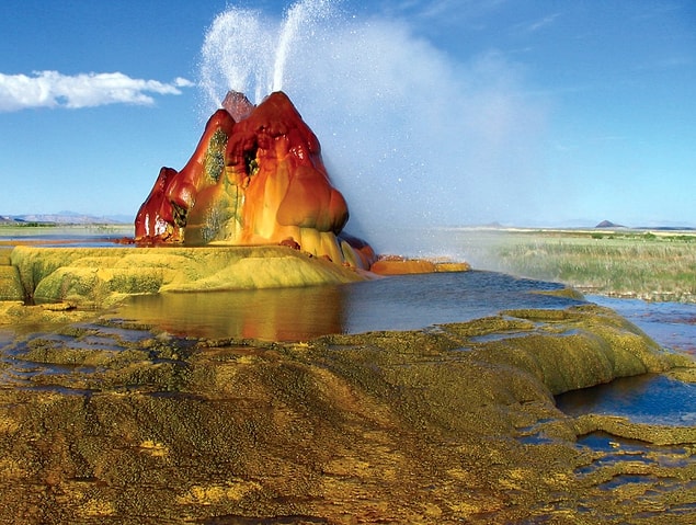 27. Washoe County, Nevada'da bulunan Fly Gayzeri, 1916'da yapılan yanlış bir kuyu kazma işlemi sonucunda ortaya çıkmış. 60'lı yıllarda, kazılan yerden su çıkmaya başlayınca, bugün değişen çarpıcı renkleri ile bilinen gayzer oluşmuş.