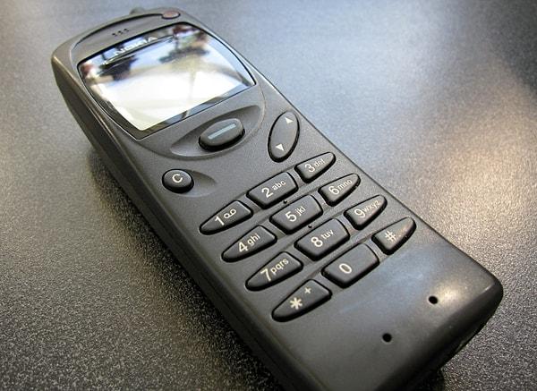 1. Cep telefonu teknolojisi yeni bir teknoloji olmasa da yaygınlaşması 1990'ların ortalarını bulmuştu.