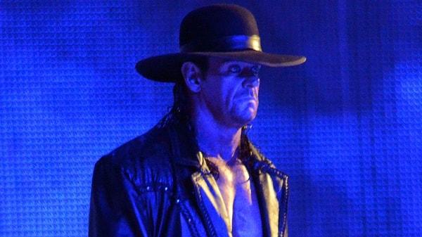 1. Undertaker Stüdyodaki Işıklar Kapatıldığında Ringe Koşarak Girmektedir.