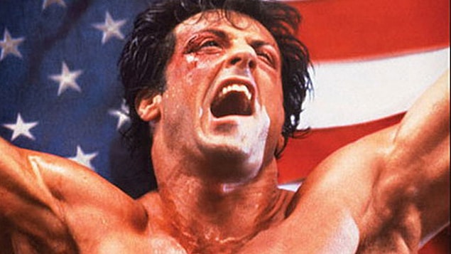 Stallone'un, kendine has ifadesi olarak akıllarda kalan ağız/yüz yapısını bilirsiniz. Bu durum, konuşmasına da yansımıştır.