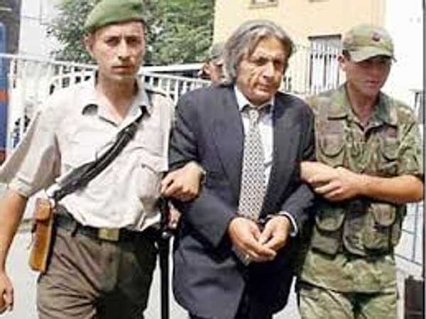 Bu aşkın en efsane yanı, Hasan Heybetli'nin kendisini aldattığını öğrenen Muazzez Abacı'nın polisi arayıp sevgilisini ihbar etmesi ve onu yakalatması sanırım.