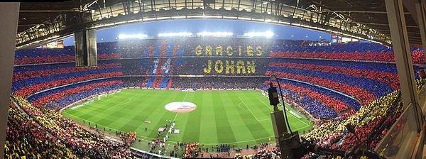 Camp Nou'da maç öncesi Johan Cruyff koreografisi