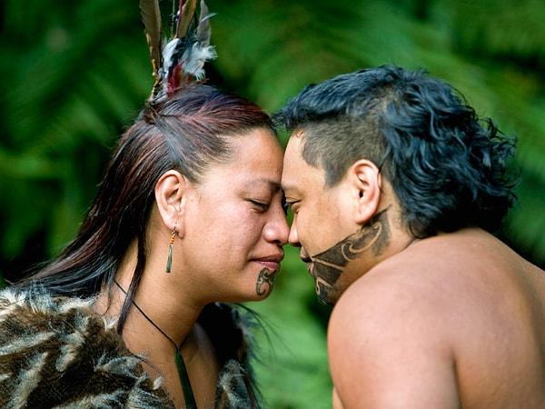 3. Yeni Zelanda yerlileri Maorilerin "hongi" adını verdikleri selamlaşma.