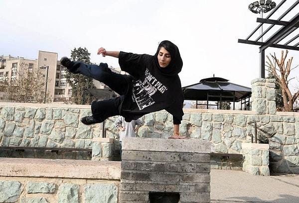 18. Tahran'da parkur sporu yapan İranlı bir kadın.