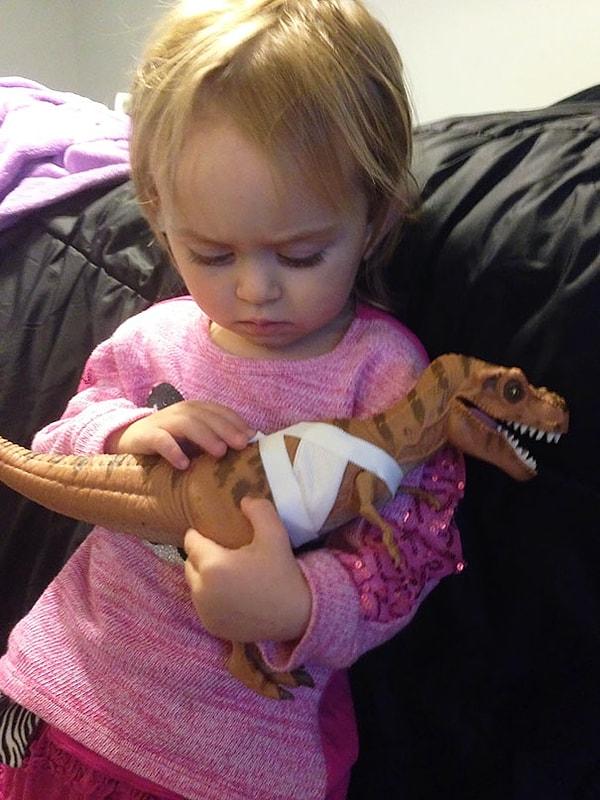 1. Jurassic Park oyuncaklarının üzerinde açık yaralar bulunan versiyonları piyasaya sürüldüğünde, pek çok insan bunun çocuklar için sakıncalı olduğunu dile getirmişti.
