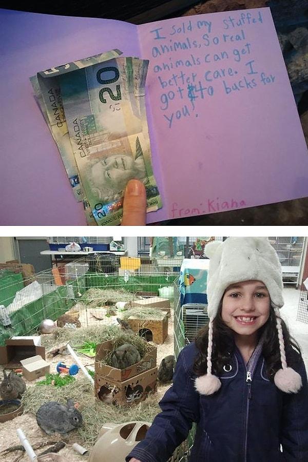 13. Bu küçük kız oyuncak hayvanlarını, parayı yerel bir hayvan barınağına bağışlamak üzere satmış.