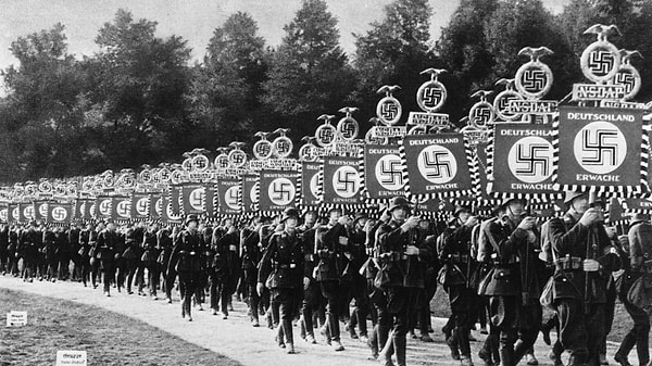 Hitler 1933 yılında başa geçtiğinde, her iki kardeş de Nazi partisine üye olurlar. Görseli